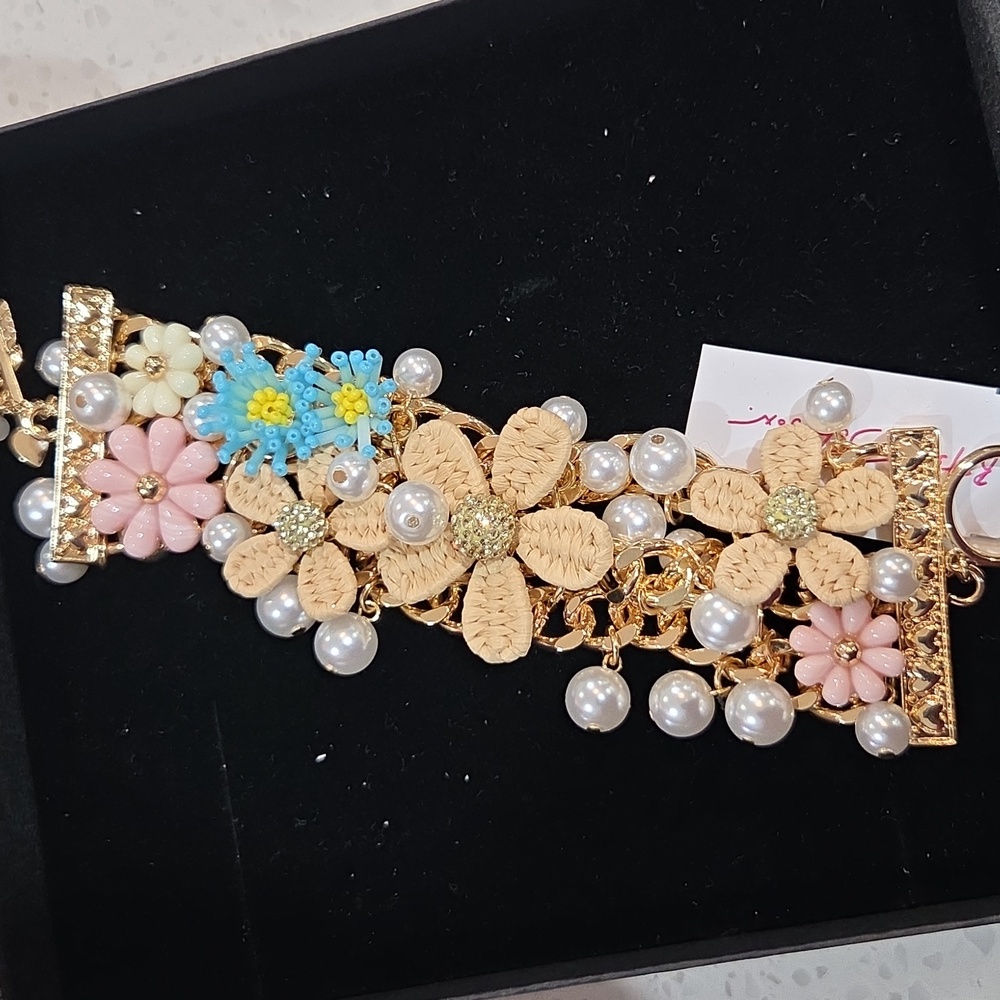 🌸▪️Betsey Johnson▪️Floral/ Flower Bib Bracelet